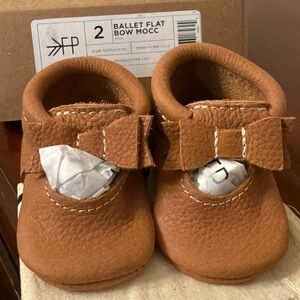 Freshly Picked Brown Bow Moccasins size 2 (c4) soft sole